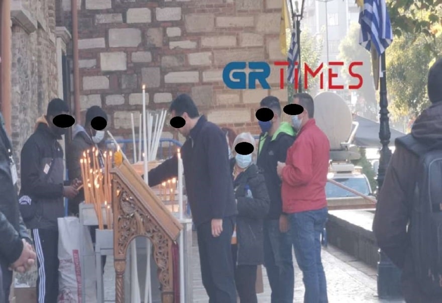 Bγάζουν τις μάσκες για να φιλήσουν την εικόνα του Αγίου Δημητρίου στη Θεσσαλονίκη 5 agios-dimitrios-1