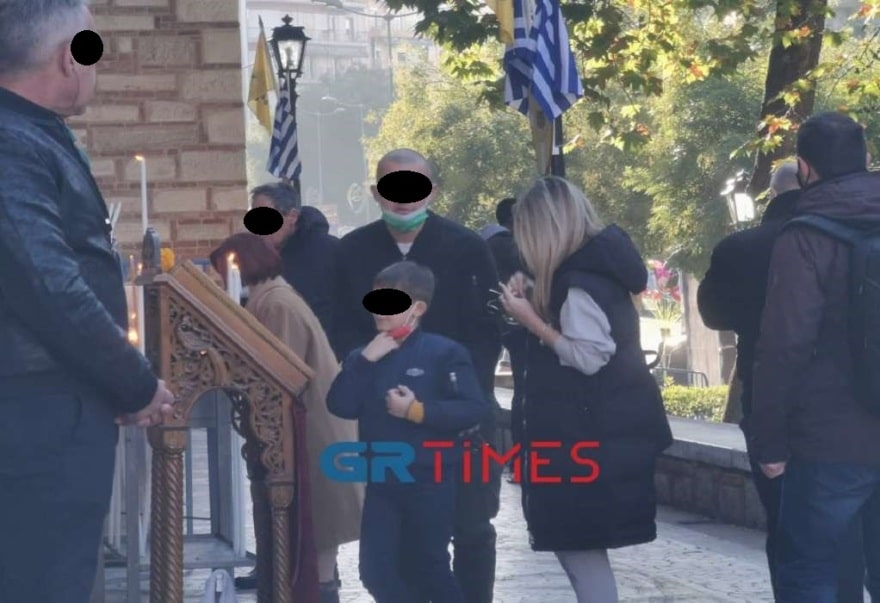 Bγάζουν τις μάσκες για να φιλήσουν την εικόνα του Αγίου Δημητρίου στη Θεσσαλονίκη 6 agios-dimitrios-12
