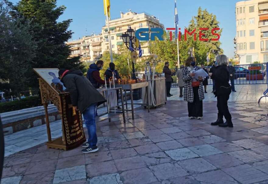 Bγάζουν τις μάσκες για να φιλήσουν την εικόνα του Αγίου Δημητρίου στη Θεσσαλονίκη 7 agios-dimitrios-13