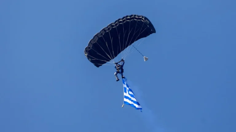 Έκλεψαν τις εντυπώσεις οι αλεξιπτωτιστές στην παρέλαση της Θεσσαλονίκης