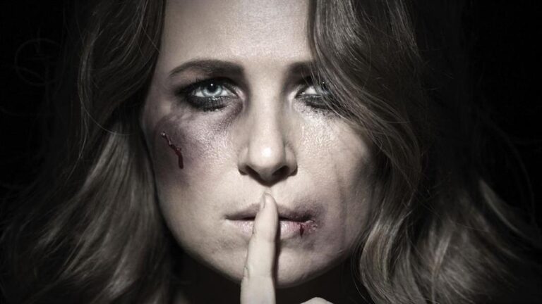 Γυναικοκτονίες: «Πώς να χτυπήσω τη γυναίκα μου χωρίς να το καταλάβει κανείς» – 163 εκατ. αναζητήσεις στη Google