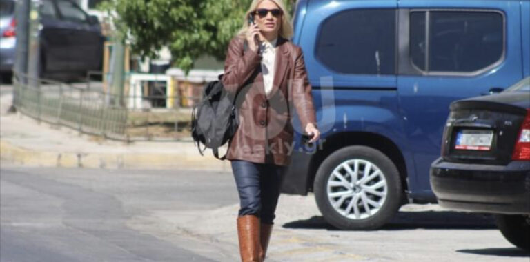 Συγχυσμένη σε δρόμο της Γλυφάδας η Φαίη Σκορδά – Δεν είδε ποτέ τους φωτογράφους