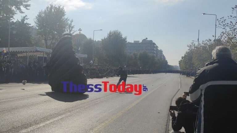28η Οκτωβρίου: Το άλμα αλεξιπτωτιστών στην παρέλαση – Παρέδωσαν την ελληνική σημαία στην Πρόεδρο της Δημοκρατίας