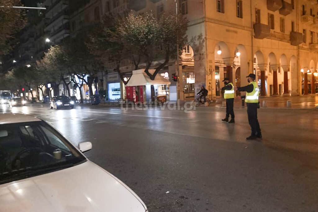 Θεσσαλονίκη: Γεμάτες οι ΜΕΘ και άδειοι οι δρόμοι την πρώτη νύχτα απαγόρευσης κυκλοφορίας 2 elegxoi elas 1024x683 1