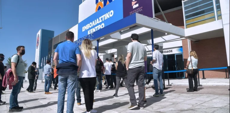 Απαγόρευση κυκλοφορίας και μίνι lockdowns «τέλος» για τους εμβολιασμένους, έρχονται προνομία και εξαιρέσεις