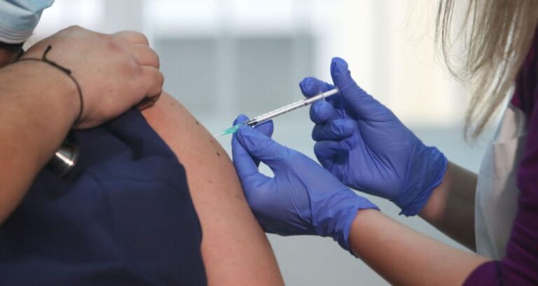 Εμβόλια: Τρίτη δόση από την Κυριακή & στους πενηντάρηδες