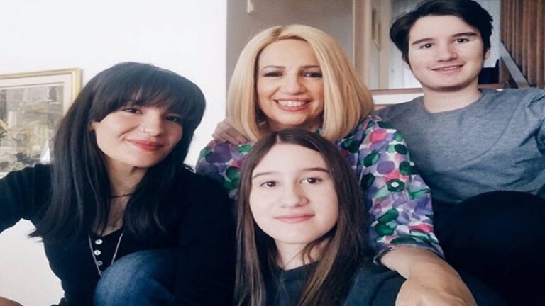 «Αγάπη χωρίς όρια…»: Ραγίζει καρδιές η φωτογραφία της Φώφης Γεννηματά με τα 3 της παιδιά για την Γιορτή της μητέρας! «Αγάπη χωρίς όρια…»: Ραγίζει καρδιές η φωτογραφία της Φώφης Γεννηματά με τα 3 της παιδιά για την Γιορτή της μητέρας!