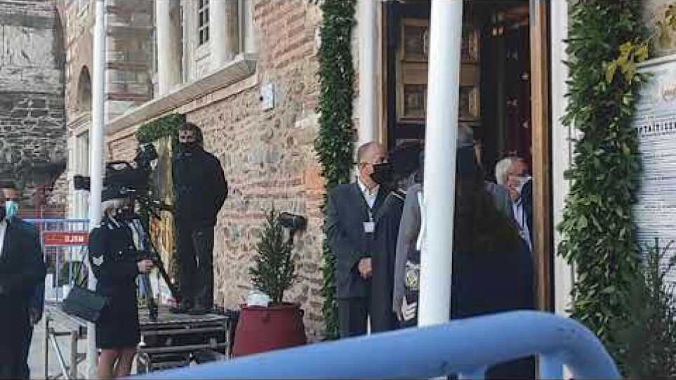 Bγάζουν τις μάσκες για να φιλήσουν την εικόνα του Αγίου Δημητρίου στη Θεσσαλονίκη 10 ThessToday.gr - Ιερείς αντιδρούν για την παρουσία της ΕΛΑΣ
