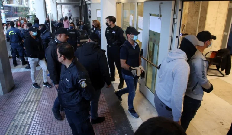 «Ψηλά το κεφάλι. Είμαστε μαζί σας, είστε ήρωες», φώναζαν στους επτά αστυνομικούς του Περάματος