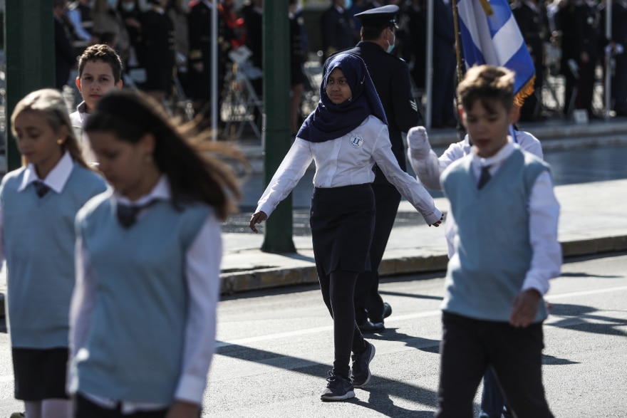 Ο μαύρος σημαιοφόρος που έκλεψε την παράσταση στην παρέλαση στο Σύνταγμα 5 parelasi-syntagma-1