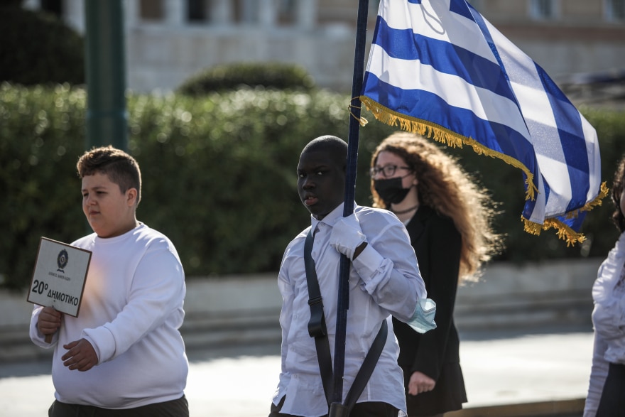 Ο μαύρος σημαιοφόρος που έκλεψε την παράσταση στην παρέλαση στο Σύνταγμα 7 parelasi-syntagma-12