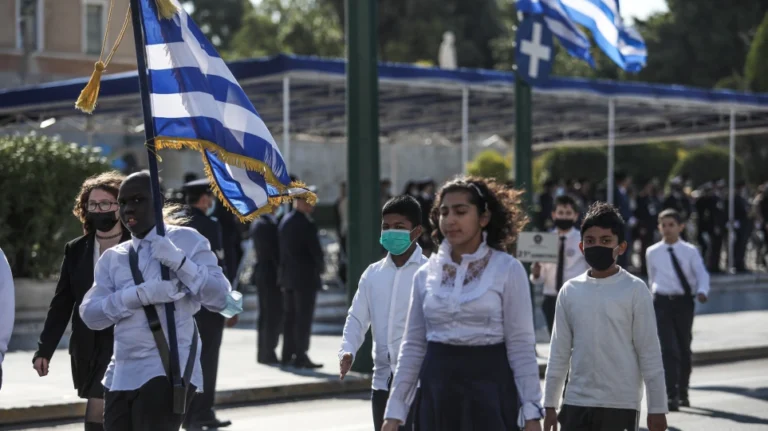Ο μαύρος σημαιοφόρος που έκλεψε την παράσταση στην παρέλαση στο Σύνταγμα