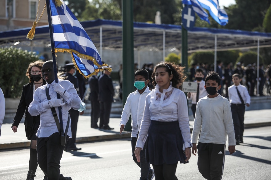 Ο μαύρος σημαιοφόρος που έκλεψε την παράσταση στην παρέλαση στο Σύνταγμα 10 parelasi-syntagma-14
