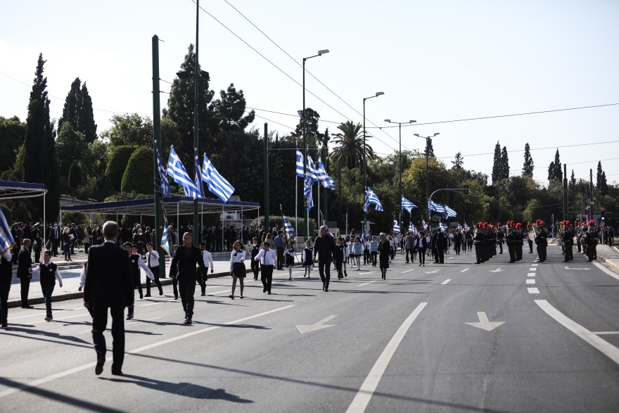 Ο μαύρος σημαιοφόρος που έκλεψε την παράσταση στην παρέλαση στο Σύνταγμα 6 parelasi-syntagma-15