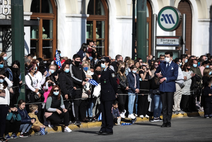 Ο μαύρος σημαιοφόρος που έκλεψε την παράσταση στην παρέλαση στο Σύνταγμα 3 parelasi-syntagma-16