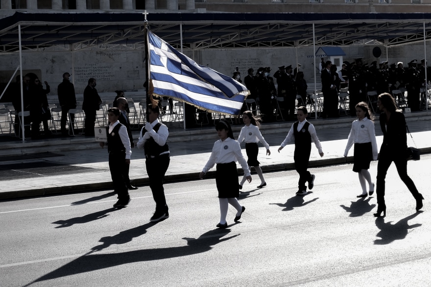 Ο μαύρος σημαιοφόρος που έκλεψε την παράσταση στην παρέλαση στο Σύνταγμα 4 parelasi-syntagma-18