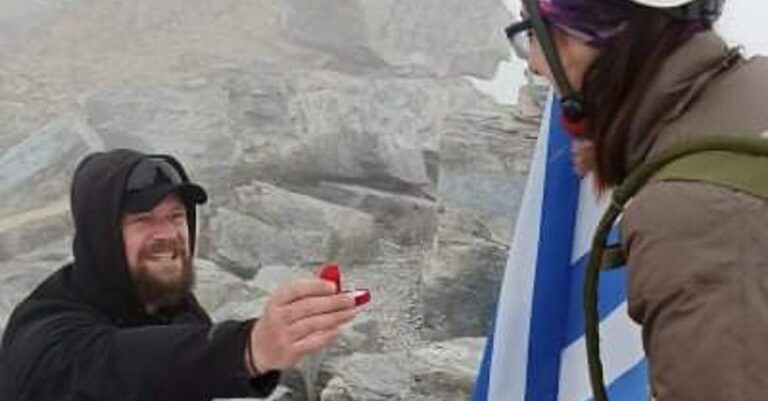 Έκανε πρόταση γάμου στον Όλυμπο στα 2.918 μέτρα