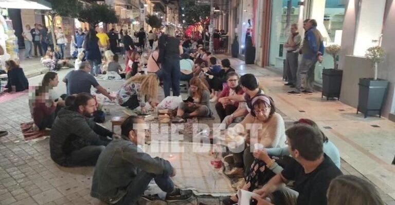 Πάτρα: Aντιεμβολιαστές έστρωσαν καρό τραπεζομάντηλο για πικνικ στον πεζόδρομο