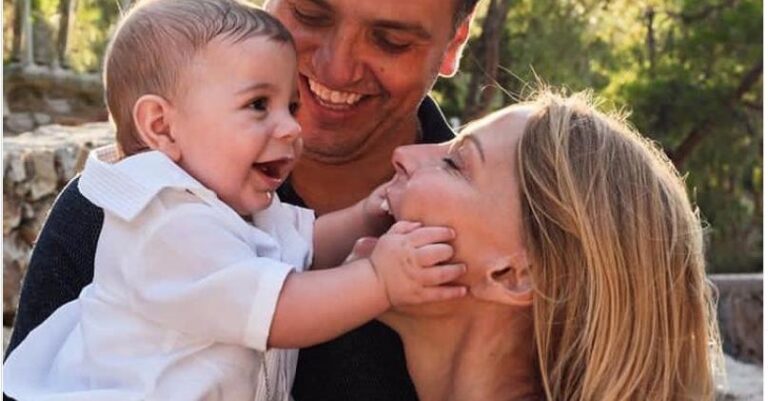 Τζένη Μπαλατσινού: Γυμνάζεται στο πάρκο με τον 10 μηνών γιο της στην πλάτη