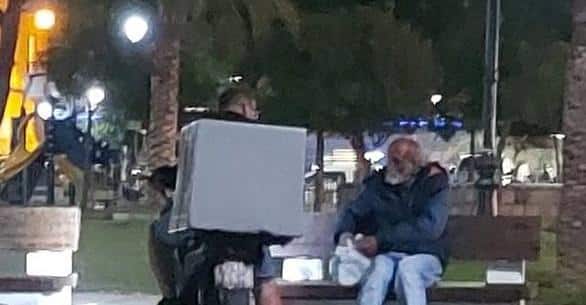 Πάτρα: Η φωτογραφία που έκανε το διαδίκτυο να «λυγίσει»