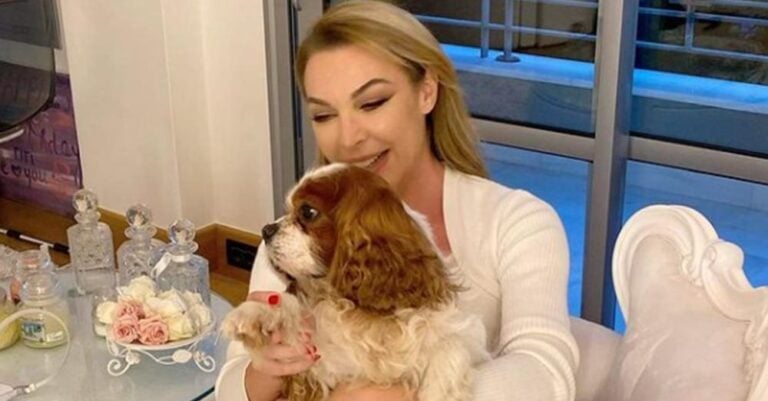 Τατιάνα Στεφανίδου: Ποζάρει με τον σκύλο της στο πολυτελές σπίτι της