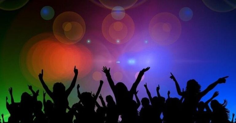 Ανεμβολίαστοι: Το νέο «κόλπο» στη διασκέδαση και το κενό στην εστίαση