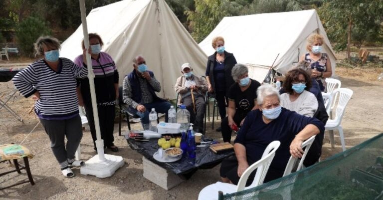 Αδιανόητο: Έστειλαν στους σεισμόπληκτούς άπλυτα εσώρουχα, νυφικά και αποκριάτικες στολές