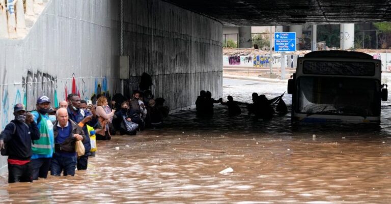 Εικόνες από τον απεγκλωβισμό των επιβατών του βυθισμένου λεωφορείου στην Ποσειδώνος