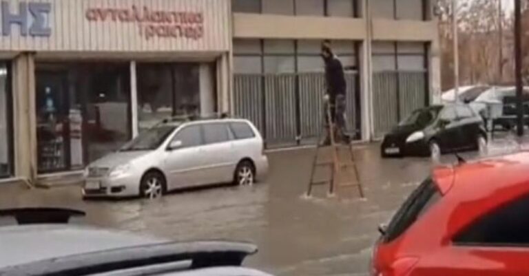 Πήγε σαν… ξυλοπόδαρος μέχρι το αυτοκίνητό του για να αποφύγει το «ποτάμι» λόγω της βροχής