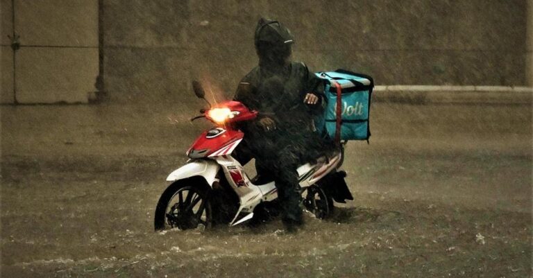 Αναστέλλει τις παραδόσεις η Wolt μετά τη φωτογραφία διανομέα στη βροχή