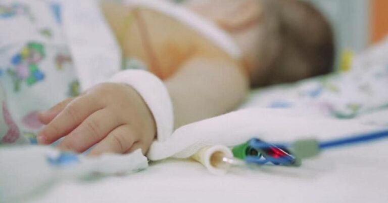 Συναγερμός στην Πάτρα – Το μωρό είχε κάψιμο από τσιγάρο και κατάγματα! Το κακοποιούσε ενώ ήταν 6,5 μηνών