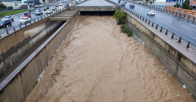 Γιατί πλημμύρισαν κεντρικοί δρόμοι της Αθήνας;
