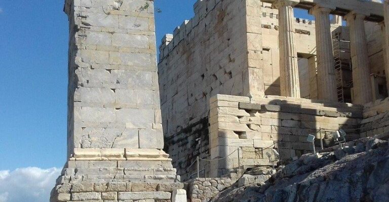 Ακρόπολη: Αλλοδαποί προσπάθησαν να κρεμάσουν πανό και σημαίες στο μνημείο του Αγρίππα