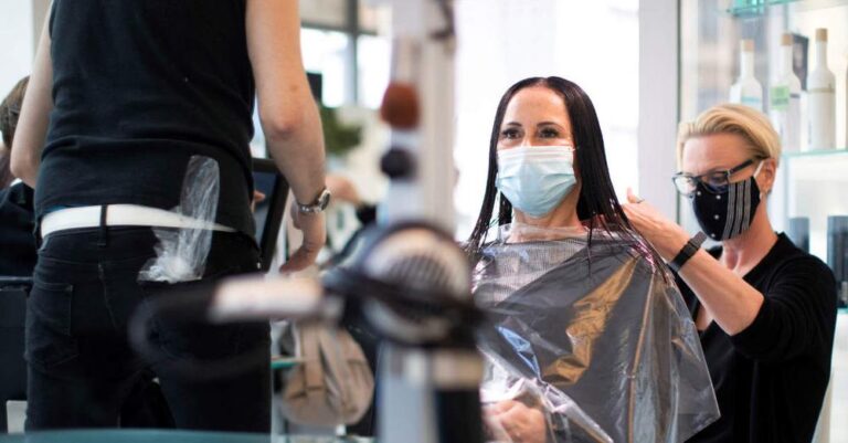 Αρνητής έκανε μήνυση σε κομμωτήριο – Απαιτούσε να τον κουρέψει ανεμβολίαστος χωρίς μάσκα