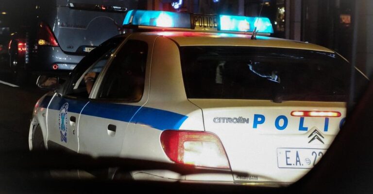 Ρομά καίνε λάστιχα στον δρόμο στο ύψος των διυλιστηρίων Ασπροπύργου!