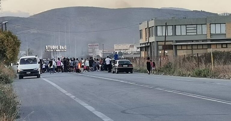 Ρομά έκλεισαν δρόμο στην Αργολίδα – Διαμαρτύρονται για τον θάνατο του 20χρονου στο Πέραμα