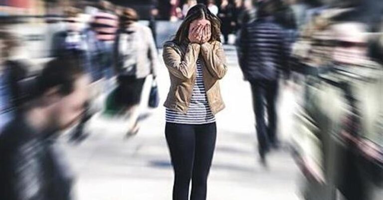 «Δεν ζούμε, τρέχουμε!»: ένα εξαιρετικό κείμενο για το άγχος και τη θλίψη