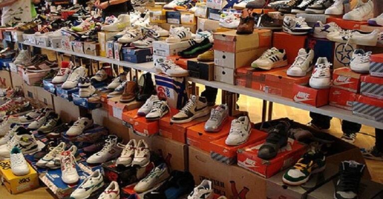Τρίκαλα: Έκλεψε παπούτσια και ο μαγαζάτορας του τα έκανε δώρο επειδή τα είχε ανάγκη