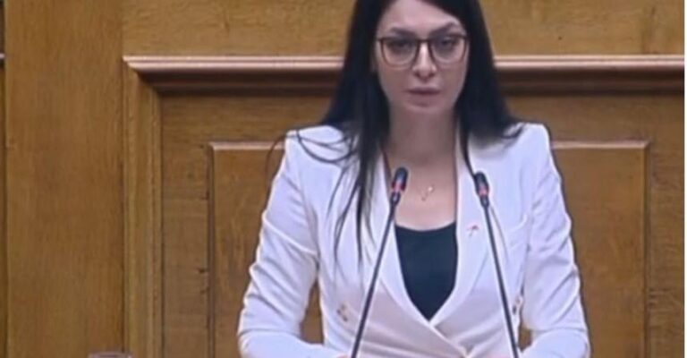 Σοβαρή καταγγελία από τη βουλευτή του ΜέΡΑ25, Μαρία Απατζίδη – «Δέχθηκε αγκωνιά στο μάτι από δυνάμεις των ΜΑΤ»