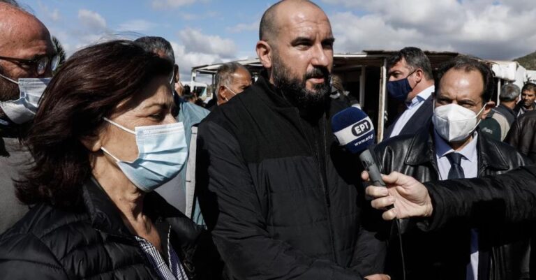 Τζανακόπουλος και κλιμάκιο ΣΥΡΙΖΑ στην οικία του νεκρού Ρομά στο Πέραμα