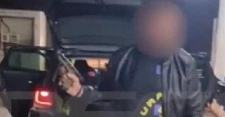 Άνδρας πυροβολεί στον αέρα μέσα σε αυλή σπιτιού στο Ζεφύρι