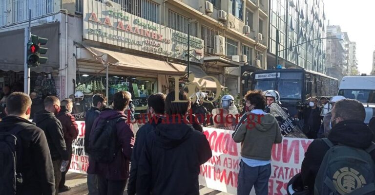 Πέραμα: Συγκέντρωση έξω από το Δικαστήριο Πειραιά υπέρ του 20χρονου Ρομά