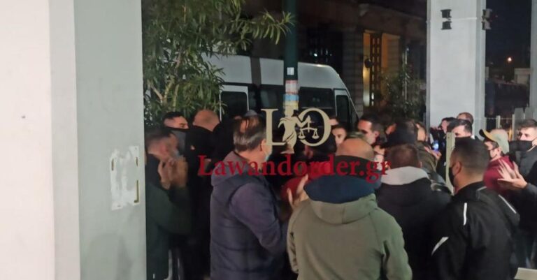 Αποθεώθηκαν οι 7 αστυνομικοί από συναδέλφους τους -Μετά την ανακοίνωση της απόφασης