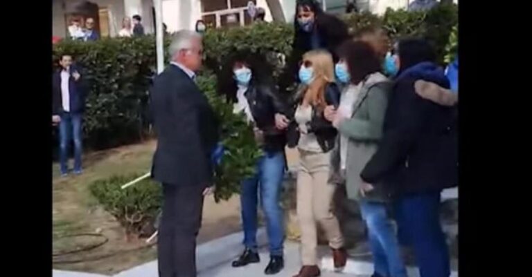Πέραμα: Ανθρώπινη αλυσίδα 6 γυναικών για να μην καταθέσει στεφάνι Χρυσαυγίτης Δημοτικός Σύμβουλος