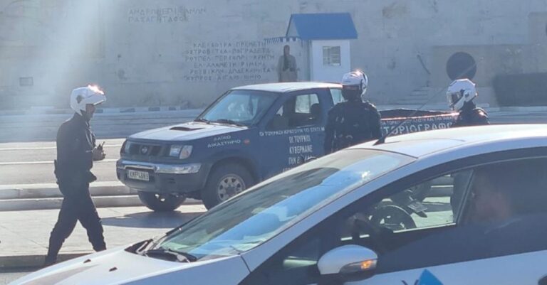 Συναγερμός στη Βουλή: «Μπούκαρε» άνδρας με αγροτικό και φώναζε «θα σας ανατινάξω»