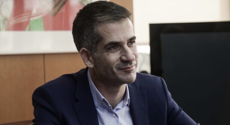 Εξομολόγηση Κώστα Μπακογιάννη: «Ήμουν βαριά δυσλεκτικός, αλλά σπούδασα και έχω και Διδακτορικό»