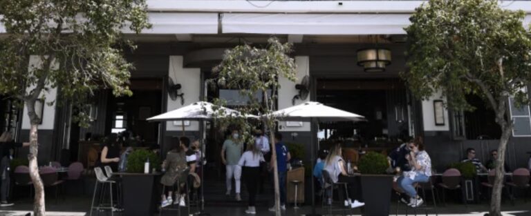 Μπαίνει τέλος στους «ανοιχτούς» χώρους με… πλαϊνές τέντες σε καφέ και εστιατόρια Αλλαγές σε καφέ, μπα