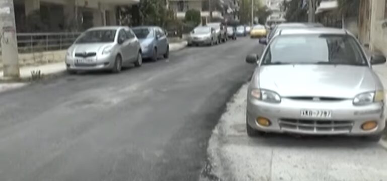 Ελλάδα 2021: Έβαλαν άσφαλτο στον μισό δρόμο γιατί υπήρχαν παρκαρισμένα αυτοκίνητα