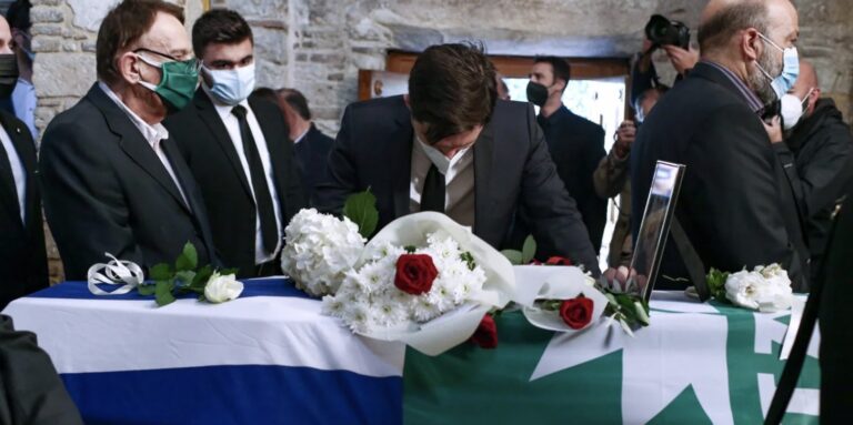 Ξέσπασε σε κλάματα ο Παύλος Χρηστίδης πάνω απο το φέρετρο της Φώφης