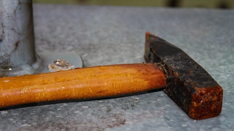 «Άνοιξε» το κεφάλι του εραστή της γυναίκας του με… σφυρί